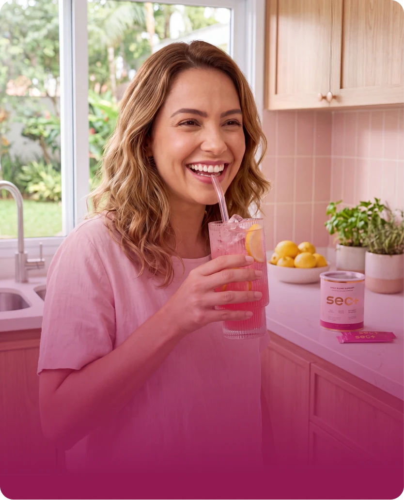 Passo 3: mulher bebendo o drink SEC+ pink lemonade