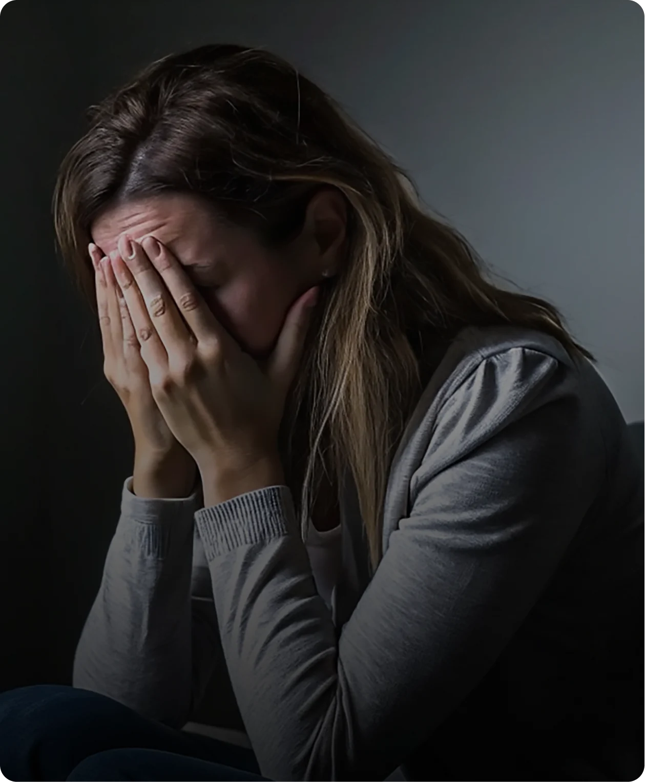 Mulher cansada com as mãos no rosto