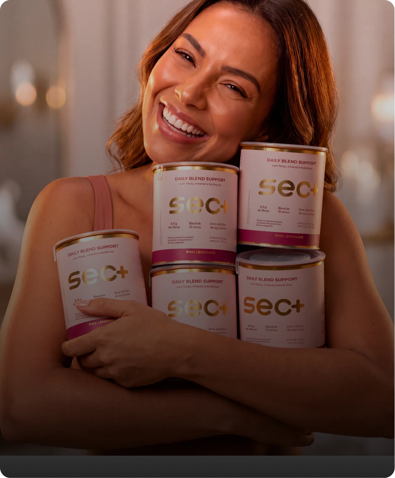 Mulher feliz segurando latas do SEC+